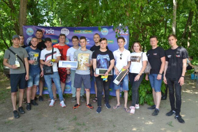 chempionat_klav_mishi_0 В міському парку пройшов Чемпіонат України з метання клавіатур та комп’ютерних мишок, який присвячено 20-річчю ІОЦ