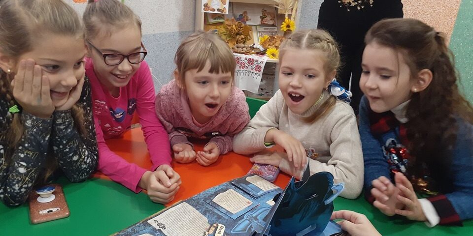 73082280_404492353829629_3902993080030068736_n Творчий майстер-клас від викладачів Олександра і Ганни Брянцевих для маленьких читачів Мелітопольської центральної дитячої бібліотеки «Мальвіна»