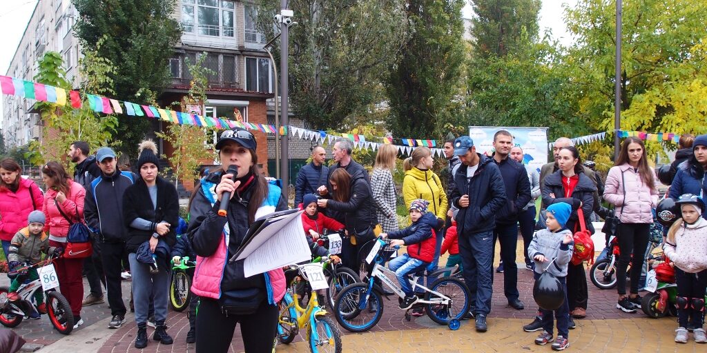 OLYMPUS DIGITAL CAMERA Студенти МДПУ приймають участь в проведенні великого дитячого велосвята