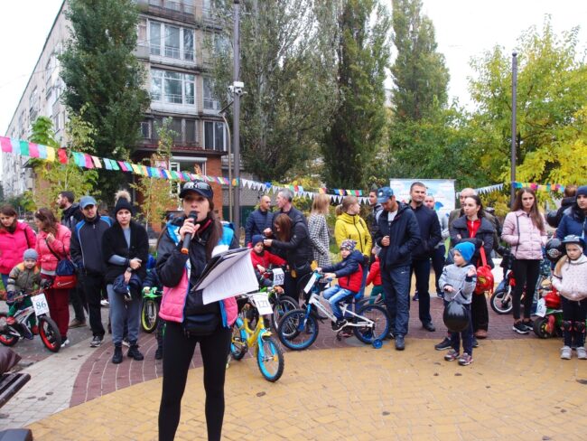 OLYMPUS DIGITAL CAMERA Студенти МДПУ приймають участь в проведенні великого дитячого велосвята