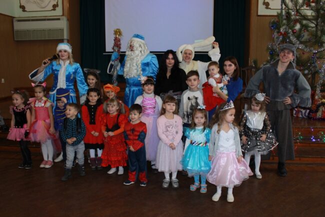 IMG_9937 Дід Мороз і Снігуронька привітали дітей співробітників і студентів