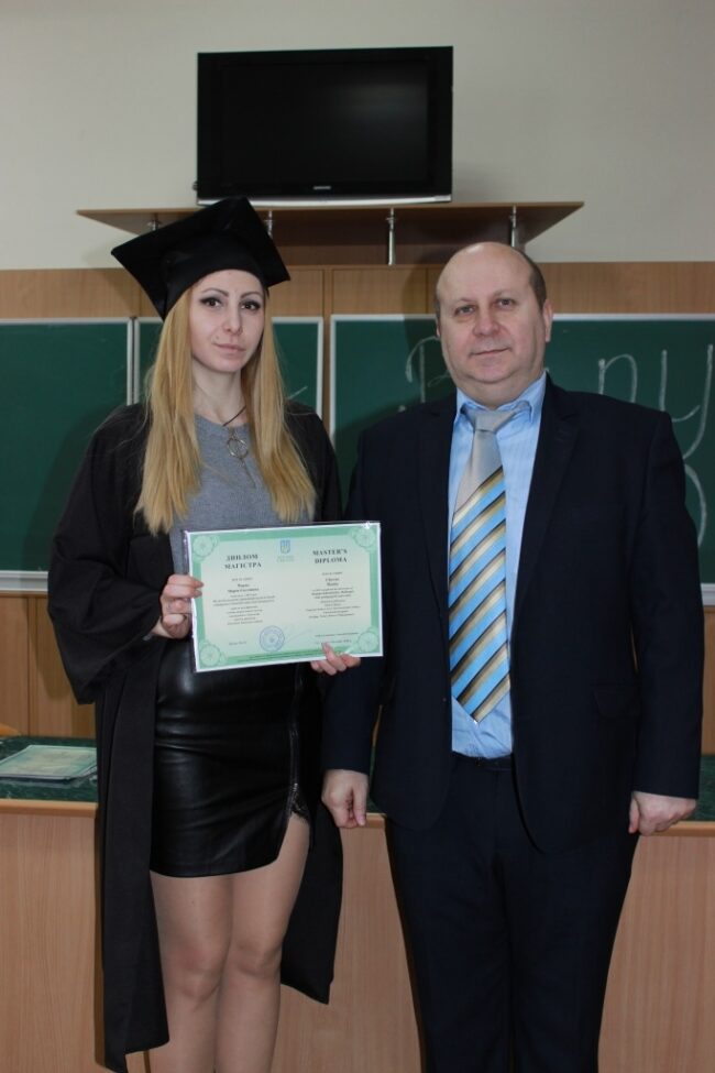 IMG_0093 Усмішки та святкові мантії: випускникам хіміко-біологічного факультету вручили дипломи