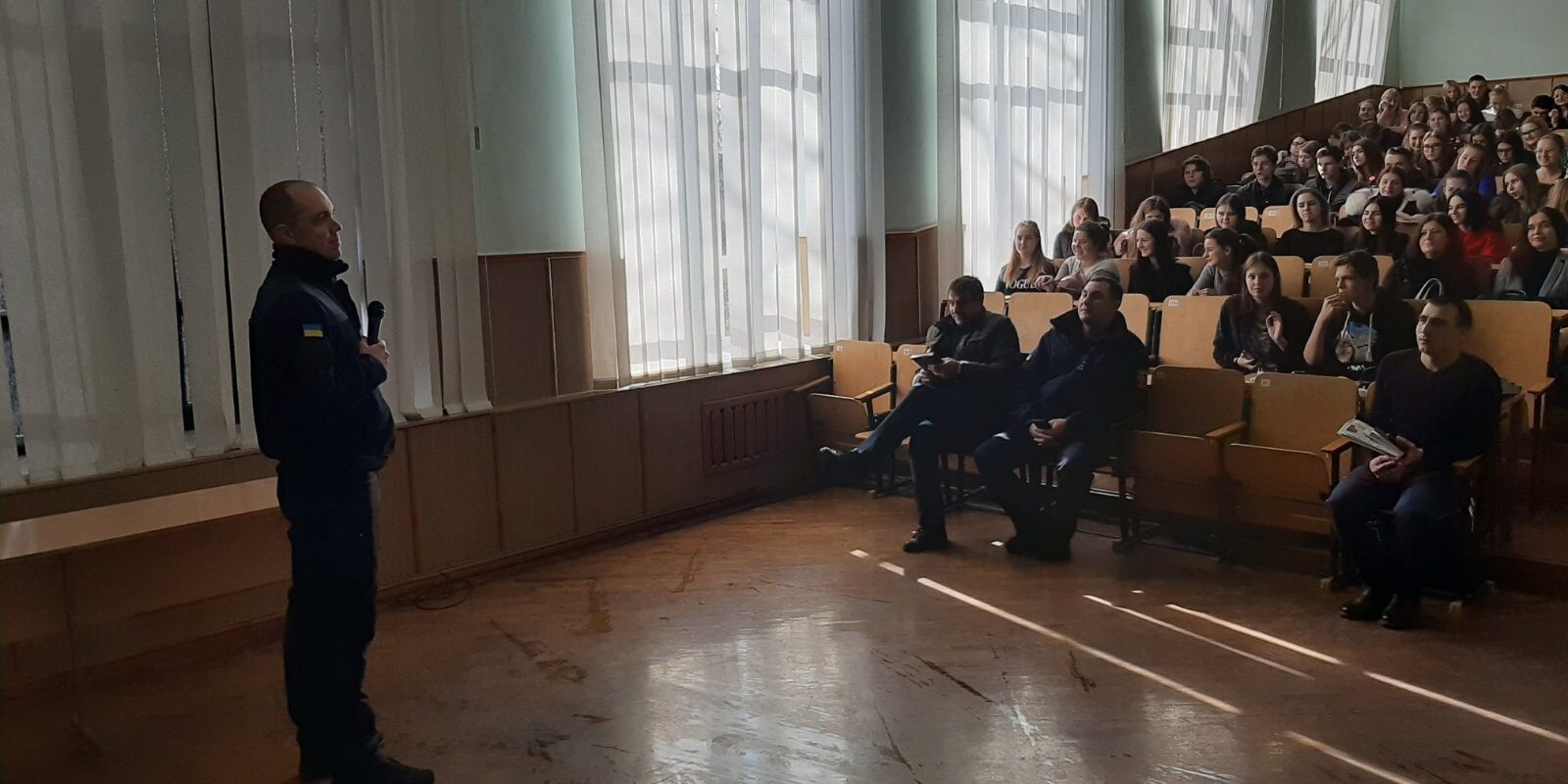 изображение_viber_2020-02-26_15-20-6 Рятувальники провели заняття зі студентами щодо мінної небезпеки