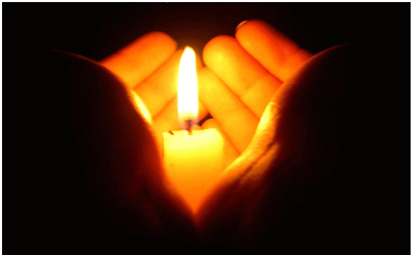1501443239_1109-svecha-v-ladonyah